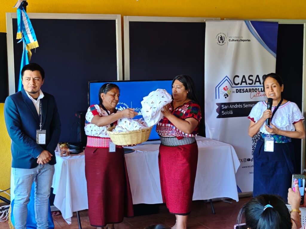 Taller de Tejido de Pueblos Indígenas impartido en San Andrés Semetabaj, Sololá, estuvo enfocado en la revitalización del patrimonio cultural.
