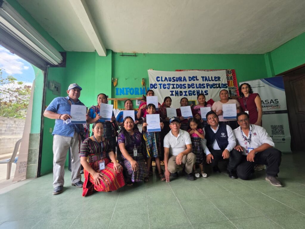 Taller de Tejido de Pueblos Indígenas impartido en Rabinal, Baja Verapaz, enfocado en la revitalización del patrimonio cultural.