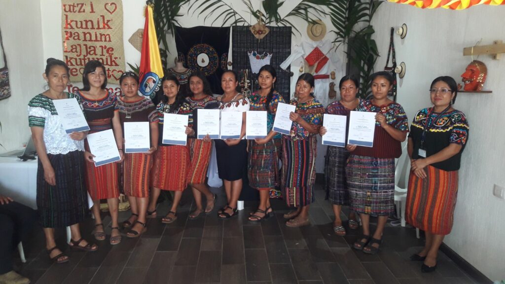 A lo largo de nueve semanas, el programa formativo combinó el valor simbólico de los tejidos con la práctica artesanal en el municipio de Cubulco, Baja Verapaz.