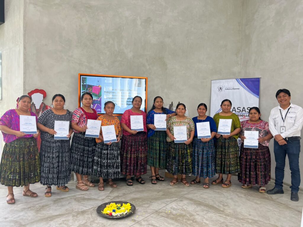 A lo largo de nueve semanas, el programa formativo combinó el valor simbólico de los tejidos con la práctica artesanal en el municipio de Cobán, Alta Verapaz.