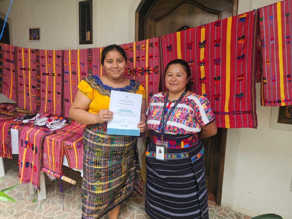 Tejedoras participaron en el taller de tejidos en el municipio de Santiago, Sacatepéquez.