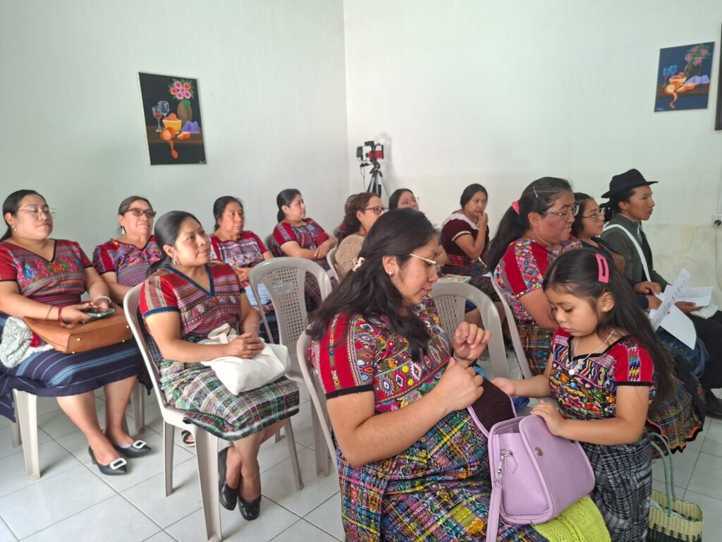Tejedoras participaron en el taller de tejidos para la transmisión intergeneracional de la indumentaria maya en el municipio de San Juan Comalapa, Chimaltenango.