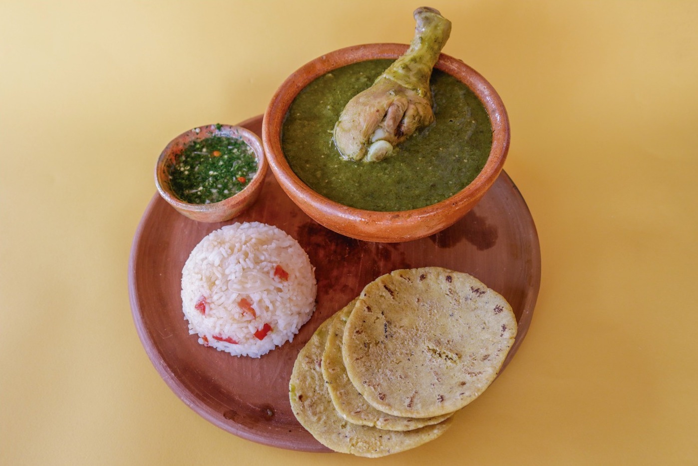 Recado tradicional servido en una olla