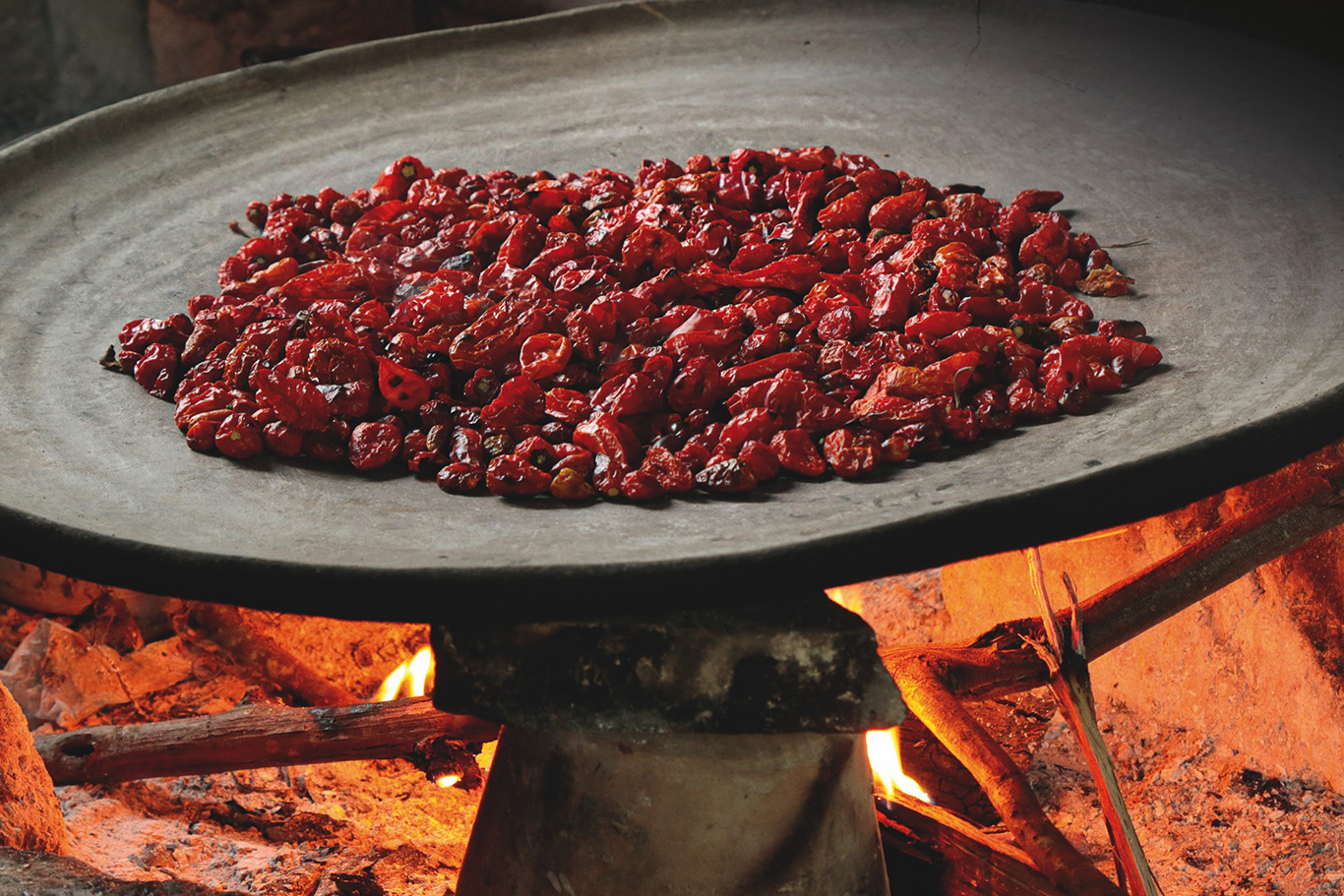 Chiles tostándose sobre un comal