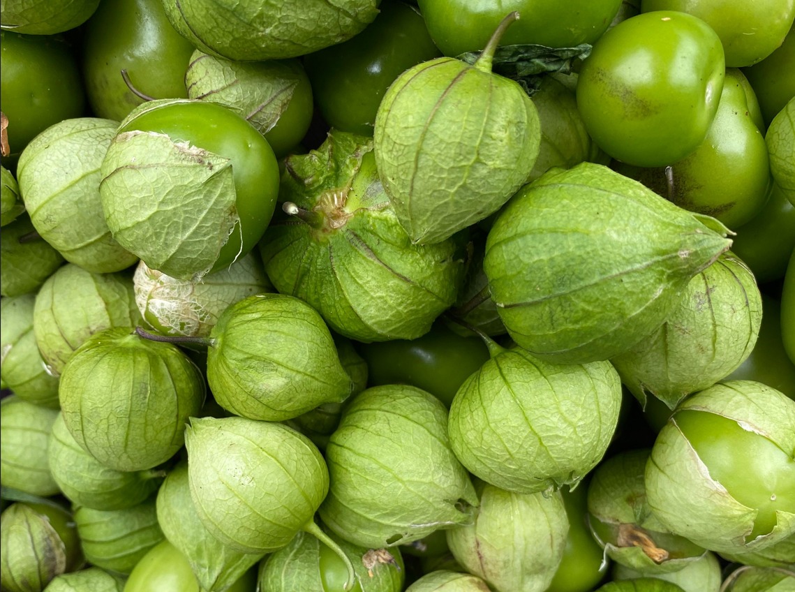 Fruto verde y pequeño que aporta sabor ácido